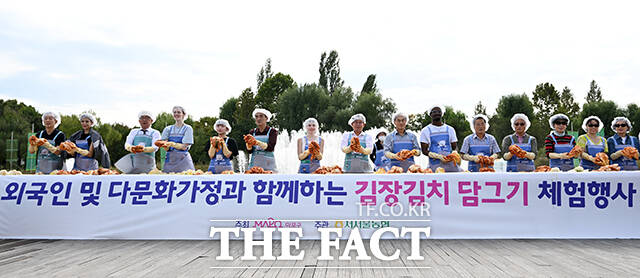 제18회 마포나루 새우젓축제가 17일 오후 서울 마포구 월드컵공원 평화광장 일대에서 열린 가운데 박강수 마포구청장(가운데)이 외국인들과 함께 김치 담그기 체험을 하고 있다. /서예원 기자