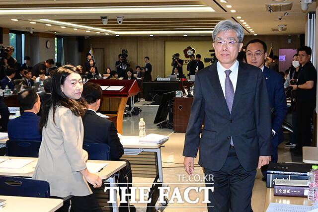 인사말을 마친 김상환 헌법재판소장이 이석하고 있다.