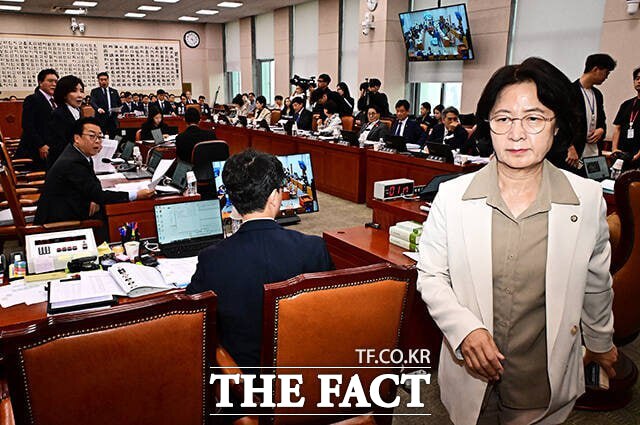 더불어민주당 소속 추미애 법제사법위원장이 16일 오후 서울 여의도 국회 법사위에서 열린 감사원 국정감사에서 국민의힘의 반발 속 정회를 선언한 뒤 이석하는 모습. /배정한 기자
