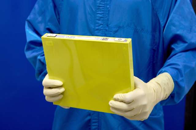 미시간주 워런에 있는 제너럴 모터스(GM) 월리스 배터리 셀 이노베이션 센터에서 LMR 배터리 셀 시제품을 들고 있는 직원의 모습. /GM