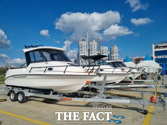 거북섬 마리나 경기국제보트쇼 육상 전시구역에 놓여 있는 요트들. /시흥시