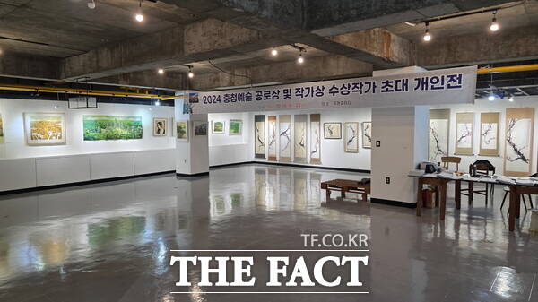 충청예술초대작가회가 지난해 공로상·작가상을 수상한 4명의 화백들의 수상 기념전을 지난 16일부터 오는 22일까지 대전 중구 유원갤러리에서 개최한다. /정예준 기자