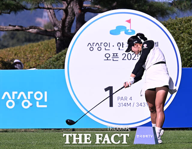 김민별이 17일 경기 양주 레이크우드CC에서 열린 KLPGA(한국여자프로골프)투어 상상인·한경 와우넷 오픈 2025 2라운드 경기에 참가해 1번홀에서 티샷을 하고 있다. /양주=이새롬 기자