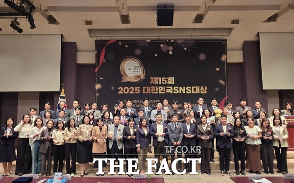 제15회 2025 대한민국SNS대상 수상기관들이 기념촬영을 하고 있는 모습. /대전관광공사