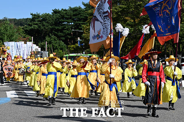 제18회 마포나루 새우젓축제가 17일 오전 서울 마포구 월드컵공원 평화광장 일대에서 열린 가운데 참가자들이 퍼레이드를 하고 있다. /서예원 기자