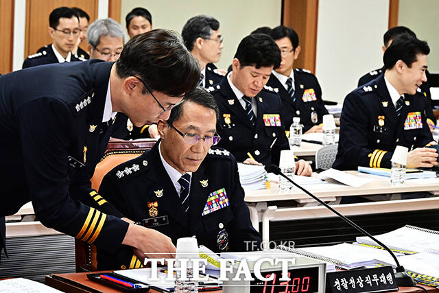 자료 확인하는 유재성 경찰청장 직무대행.