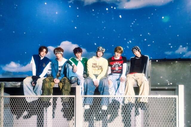 투어스가 13일 미니 4집 play hard를 발매했다. 앨범은 풋풋한 소년 시절을 지나 어느덧 훌쩍 성장한 멤버들의 뜨거운 청춘을 생동감 있게 펼쳐낸다. /플레디스