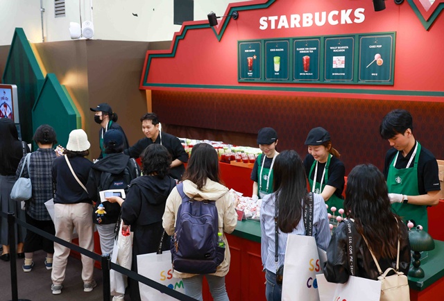 스타벅스 코리아가 美지엄에서 올해 크리스마스 프로모션을 선공개한다. /스타벅스 코리아