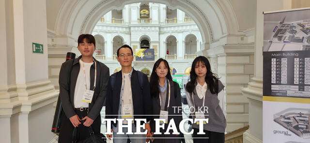 국립한밭대학교 화학생명공학과 최원산 교수 연구팀이 기념촬영을 하고 있다. 왼쪽부터 이동건 대학원생, 최원산 교수, 한승희, 김은진 대학원생. /한밭대
