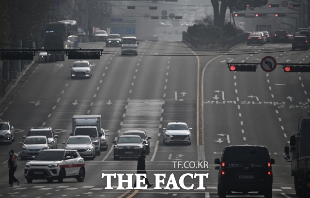 중소벤처기업부, 산업통상부, 기후에너지환경부, 관세청은 17일 대전 인터시티 호텔에서 관계부처 합동으로 EU CBAM 대응 역량 강화를 위한 2025년도 제4차 정부 합동 설명회를 개최했다. 사진은 지난 3월 5일 서울 서초구 반포대로에서 바라본 서울 도심. / 더팩트 DB