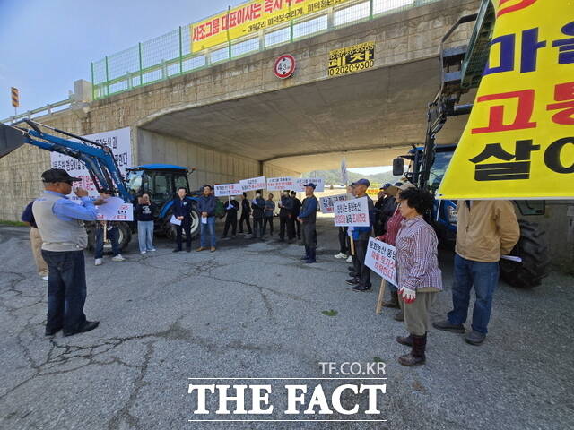 천안 대평1·2리·원덕1·2리 주민들이 동화농산 앞에서 돈분 유출 피해를 규탄하는 항의 집회를 벌이고 있다. /정효기 기자