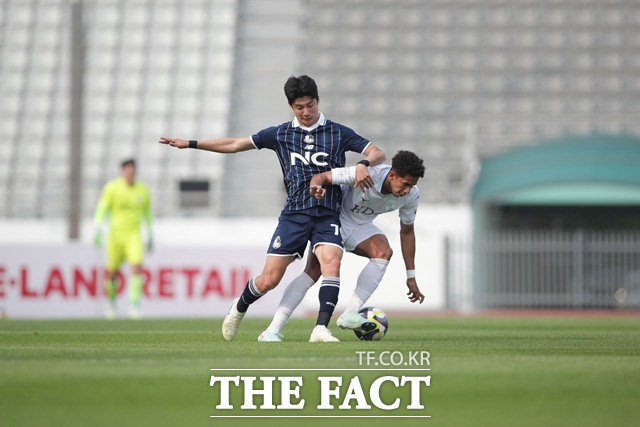 1부 승격을 위한 플레이오프 진출을 노리는 5위 서울이랜드와 6위 부산이 승점 6점짜리 휴일 맞대결을 펼친다./K리그