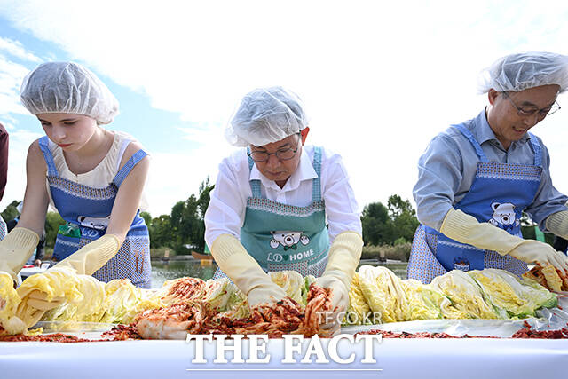 제18회 마포나루 새우젓축제가 17일 오후 서울 마포구 월드컵공원 평화광장 일대에서 열린 가운데 박강수 마포구청장(가운데)이 외국인들과 함께 김치 담그기 체험을 하고 있다. /서예원 기자