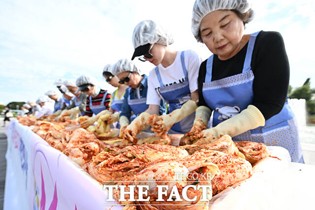 제18회 마포나루 새우젓축제가 17일 오후 서울 마포구 월드컵공원 평화광장 일대에서 열린 가운데 박강수 마포구청장(가운데)이 외국인들과 함께 김치 담그기 체험을 하고 있다. /서예원 기자