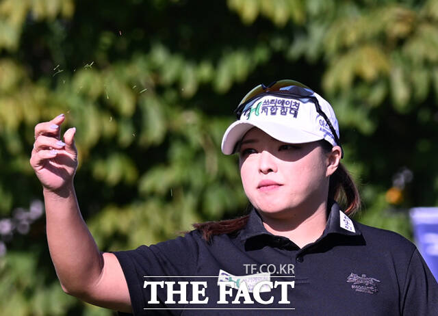 장하나가 17일 경기 양주 레이크우드CC에서 열린 KLPGA(한국여자프로골프)투어 상상인·한경 와우넷 오픈 2025 2라운드 경기에 참가해 10번홀 티샷에 앞서 잔디를 날려 바람 방향을 살피고 있다. /양주=이새롬 기자