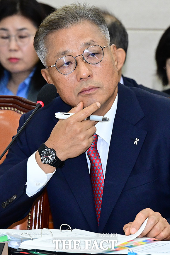 17일 건강보험심사평가원(심평원)이 2002년 발생한 여대생 청부살해 사건 주범에게 허위진단서를 발급해준 의사를 진료심사평가위원으로 임명한 데 대한 지적이 국정감사에서 제기됐다. 강중구 심평원장은 오래된 사건이라 괜찮을 줄 알았다고 답했다. 사진은 강중구 건강보험심사평가원 원장이 이날 서울 여의도 국회 보건복지위원회에서 열린 국민건강보험공단, 건강보험심사평가원에 대한 국정감사에 출석해 질의를 듣는 모습. /국회=남윤호 기자