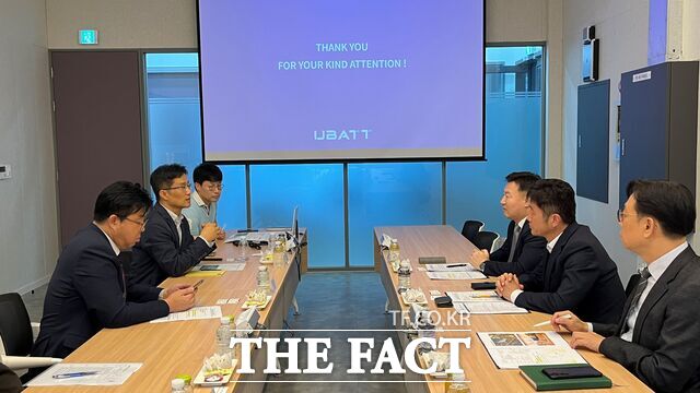 17일 유지완 부교육감을 비롯한 점검단이 이차전지 제조기업인 유뱃을 방문해 기업관계자와 면담을 진행하고 있다. /대전시교육청