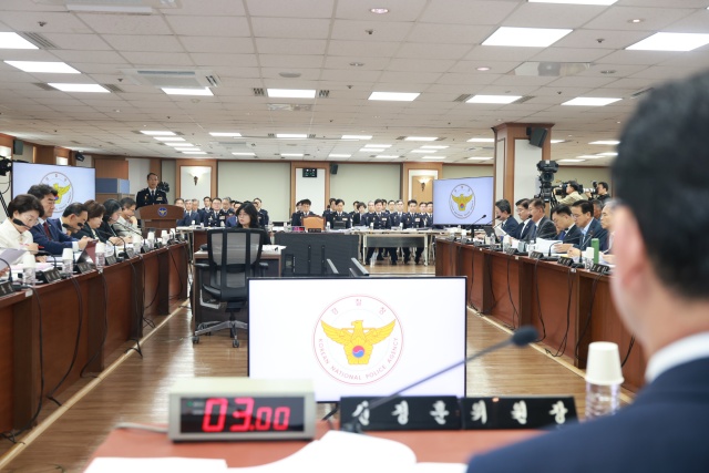 경찰청 국정감사에서 외사국 폐지에 따른 인력 부족으로 캄보디아에서 발생한 납치·감금 사건 대응이 부실했다는 지적이 쏟아졌다. 유재성 경찰청장 직무대행은 국제범죄 유인 사이트 모니터링에 100여명을 투입하는 등 대응력을 강화하는 한편, 조직 개편도 검토하겠다는 입장을 내놨다. /경찰청 제공