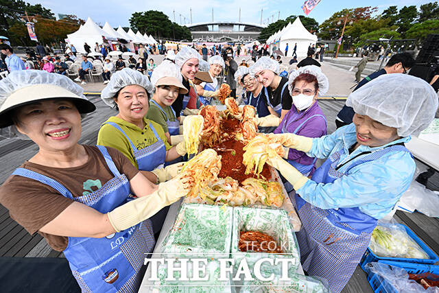 제18회 마포나루 새우젓축제가 17일 오후 서울 마포구 월드컵공원 평화광장 일대에서 열린 가운데 박강수 마포구청장(가운데)이 외국인들과 함께 김치 담그기 체험을 하고 있다. /서예원 기자