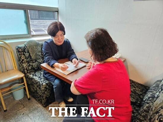 가평군이 경기도의 ‘경기 기후보험 의료기관 교통비 지원사업’에 대해 설명하고 있다. /가평군