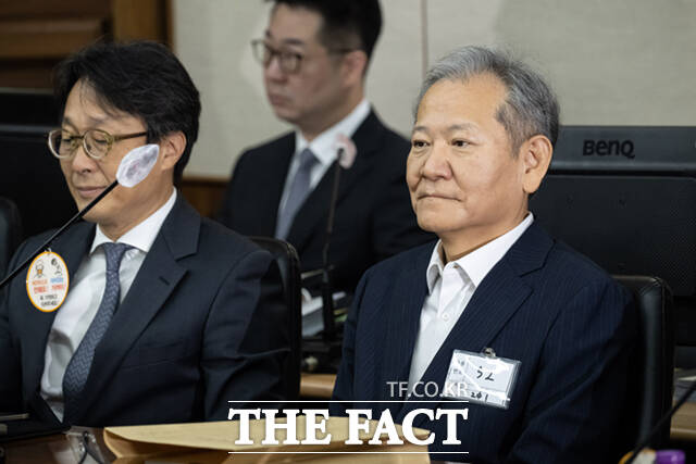 이상민 전 행정안전부 장관이 17일 서울 서초구 서울중앙지법에서 열린 내란 중요임무 종사 등 혐의 첫 공판기일에 출석해 피고인석에 앉아 있다. 2025.10.17 사진공동취재단