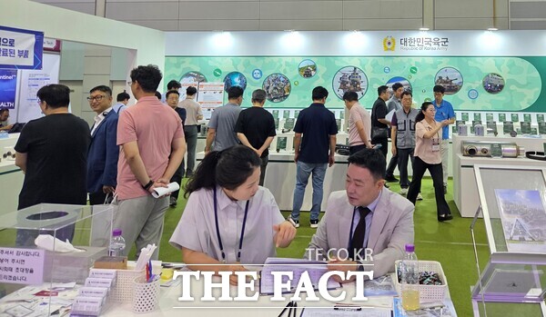 육군군수사령부가 전반기에 개최한 ‘국산화 개발 전시회’에서 국내 제조업체 관계자들이 전시회장을 둘러보고 있다. /군수사령부