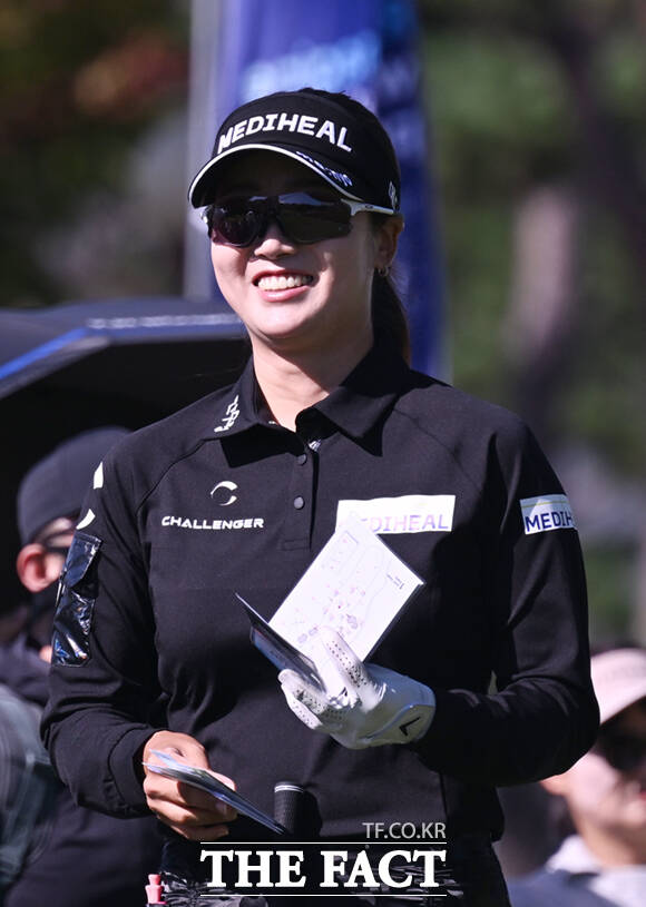 한진선이 17일 경기 양주 레이크우드CC에서 열린 KLPGA(한국여자프로골프)투어 상상인·한경 와우넷 오픈 2025 2라운드 경기에 참가해 1번홀에서 티샷을 준비하며 미소짓고 있다. /양주=이새롬 기자