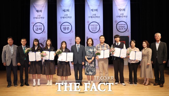 고창군이 17일 오후 동리국악당에서 ‘제4회 고창신재효문학상’ 수상 작가인 이수정 작가를 초청해 작가와의 대화의 시간을 가졌다. /고창군