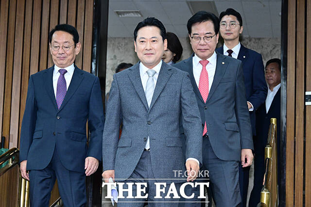 장동혁 국민의힘 대표는 17일 민중기 특검의 미공개 정보 이용 주식거래 의혹과 고 정희철 단월면장 강압수사 의혹에 대해 즉각 고발 조치하겠다고 밝혔다. 사진은 장 대표가 지난 10일 오전 서울 여의도 국회에서 열린 반도체·AI 첨단산업특별위원회 임명장 수여식 및 제1차 전체회의에 참석하고 있는 모습. /남윤호 기자