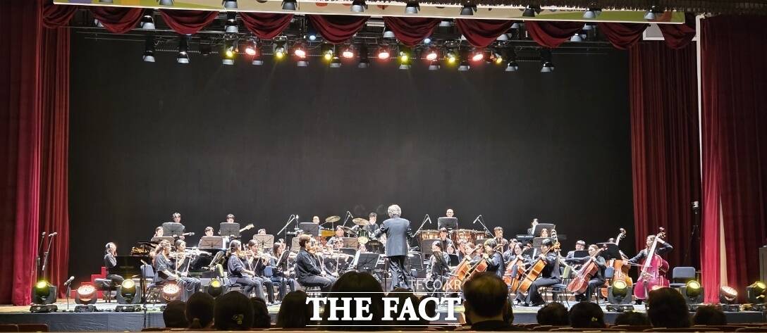 아리랑필하모닉오케스트라가 연주를 하고 있다. /원용길 기자