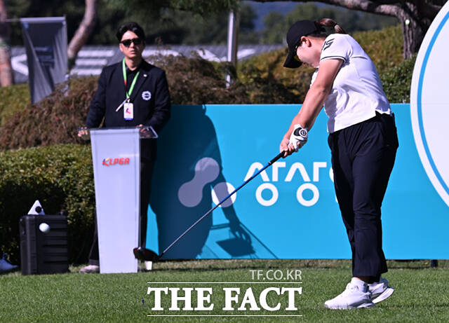 홍정민이 17일 경기 양주 레이크우드CC에서 열린 KLPGA(한국여자프로골프)투어 상상인·한경 와우넷 오픈 2025 2라운드 경기에 참가해 1번홀 티샷을 하고 있다. /양주=이새롬 기자