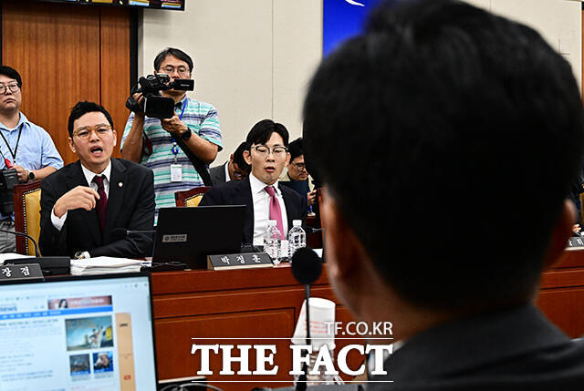 박정훈 국민의힘 의원이 16일 오전 서울 여의도 국회 과학기술정보방송통신위원회에서 열린 원자력안전위원회 등에 대한 국정감사에 참석해 신상 발언을 하던 김우영 더불어민주당 의원과 언쟁을 벌이고 있다. /배정한 기자