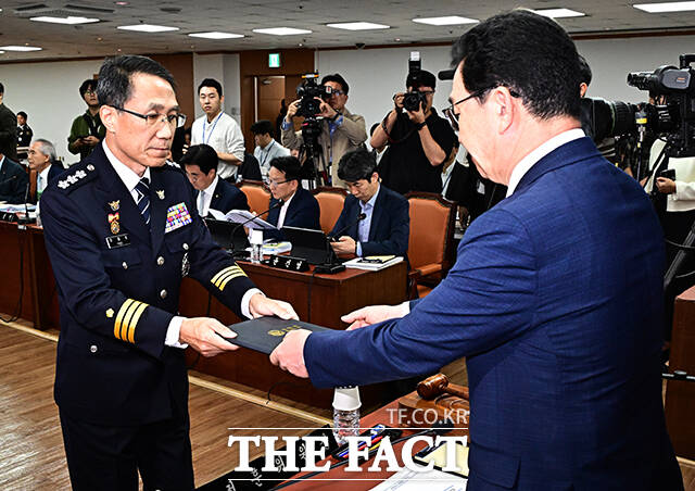 신정훈 행안위원장에게 선서문 제출하는 유재성 경찰청장 직무대행.