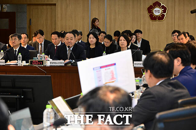 손인혁 헌법재판소 사무처장을 상대로 질의하는 이성윤 더불어민주당 의원.