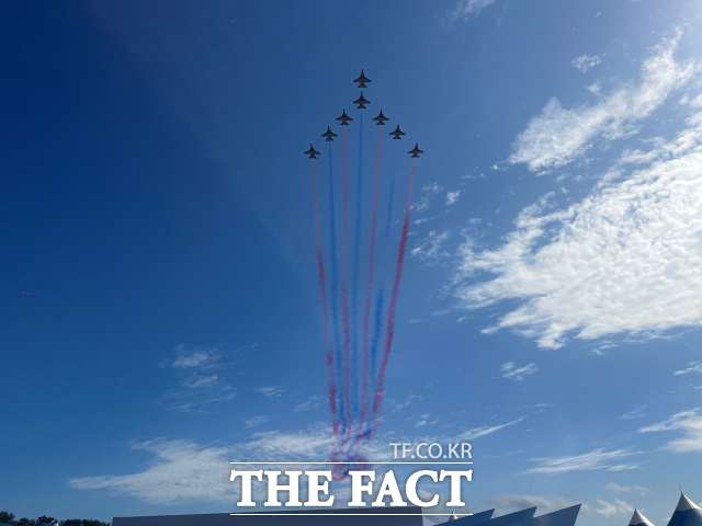 17일 오전 경기 성남 서울공항에서 개막한 서울 국제항공우주 및 방위산업 전시회(서울 ADEX 2025) 개막식에서 공군 특수비행팀 블랙이글스가 곡예비행을 하고 있다. /최의종 기자