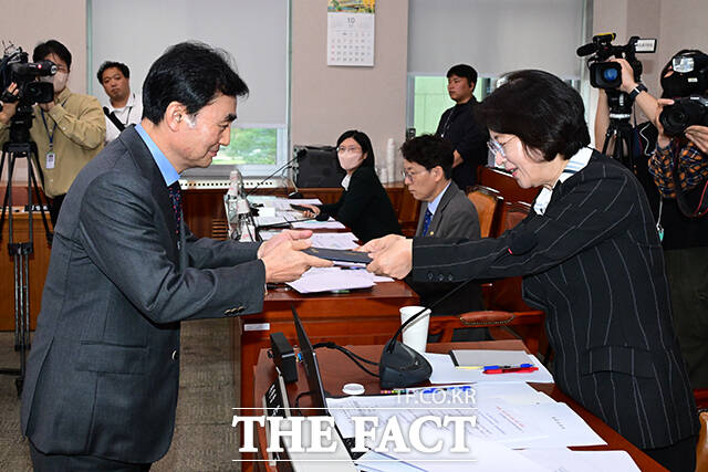 추미애 위원장(오른쪽)에게 선서문 제출하는 안규백 장관.