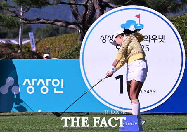 박보겸이 17일 경기 양주 레이크우드CC에서 열린 KLPGA(한국여자프로골프)투어 상상인·한경 와우넷 오픈 2025 2라운드 경기에 참가해 1번홀 티샷을 하고 있다. /양주=이새롬 기자