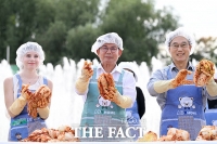  마포구, 외국인·다문화가정과 함께하는 '김치 담그기' [TF사진관]