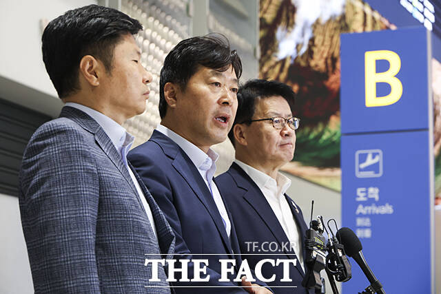 한인 납치·감금 사태 관련 캄보디아 파견을 마친 홍기원과 황명선, 임호선 더불어민주당 의원(왼쪽부터)이 18일 오전 인천국제공항을 통해 입국하며 발언하고 있다. /인천국제공항=장윤석 기자