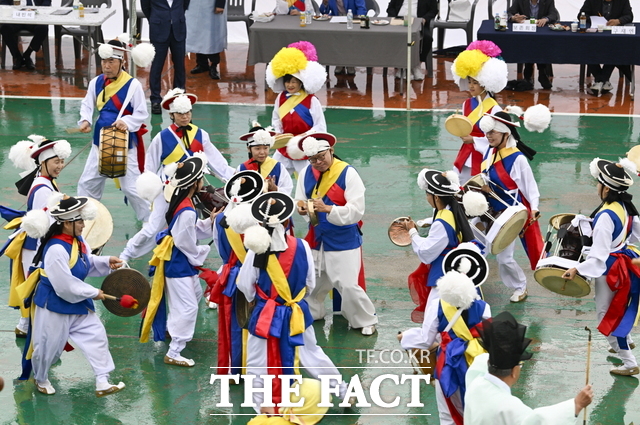 18일 전북 남원시 어현동 사랑의 광장에서 열리고 있는 제33회 흥부제에서 남원 농악경연대회가 남원농악의 흥과 멋을 선보이고 있다. /남원시
