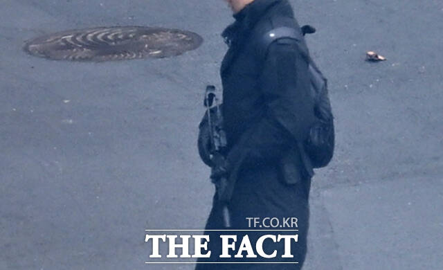 김건희 여사가 윤석열 전 대통령이 체포된 후 경호처 직원에게 총을 왜 사용하지 않았냐고 불만을 토로했다는 법정 증언이 나왔다. 사진은 지난 1월 13일 서울 용산구 대통령 관저 인근에서 소총을 들고 있는 경호처 직원./이새롬 기자