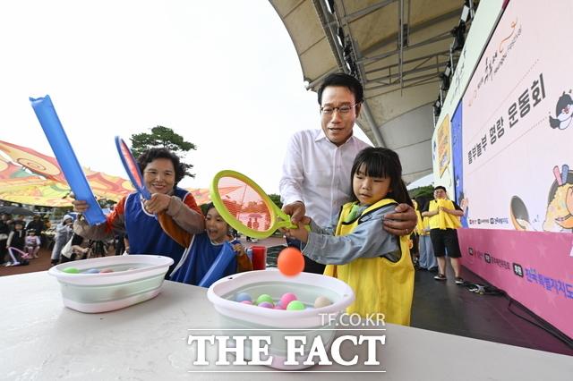 18일 전북 남원시 어현동 사랑의 광장에서 열리고 있는 제33회 흥부제 행사에 최경식 남원시장(가운데)이 흥부놀부 명랑운동회에 참여한 관광객들과 체험 행사를 갖고 있다. /남원시