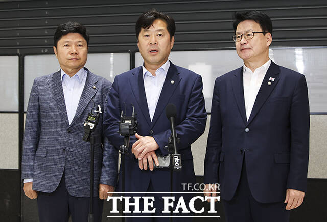한인 납치·감금 사태 관련 캄보디아 파견을 마친 홍기원과 황명선, 임호선 더불어민주당 의원(왼쪽부터)이 18일 오전 인천국제공항을 통해 입국하며 발언하고 있다. /인천국제공항=장윤석 기자