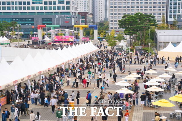 18일 2025 빵빵데이 천안이 열린 천안종합운동장이 천안시민과 방문객들로 붐비고 있다. /천안시