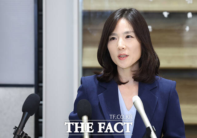 캄보디아로 파견된 정부 합동대응팀 단장인 김진아 외교부 2차관이 18일 인천국제공항 제2터미널에서 한국인 구금자 64명 송환과 관련해 브리핑하고 있다. /인천국제공항=장윤석 기자