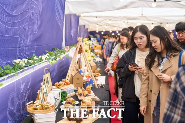 18일 2025 빵빵데이 천안이 열린 천안종합운동장에서 천안시민과 방문객들이 ‘베이커리 작품·실용빵 전시존’을 둘러보고 있다. /천안시