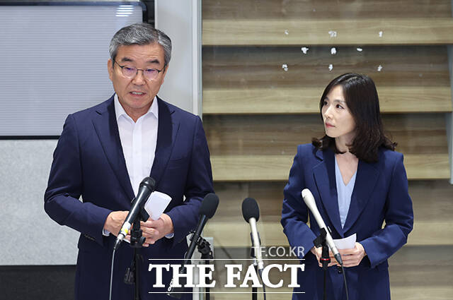 캄보디아로 파견된 정부 합동대응팀 단장인 김진아 외교부 2차관(오른쪽)과 박성주 경찰청 국가수사본부장이 18일 인천국제공항 제2터미널에서 기자회견을 진행하고 있다. /인천국제공항=장윤석 기자