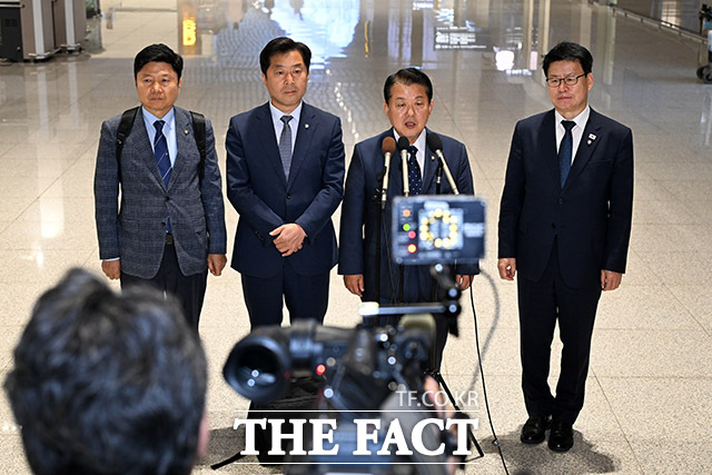 김병주 더불어민주당 최고위원(오른쪽 두 번째)이 캄보디아에 감금됐던 한국인 3명을 구출해 이들과 함께 19일 귀국한다. /남용희 기자