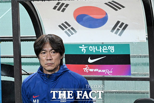 홍명보 감독 체제의 한국축구가 17일 발표된 FIFA 10월 랭킹에서 22위로 한 계단 올라섰다. 사진은 10일 브라질과 평가전을 지휘하고 있는 홍명보 감독./서울월드컵경기장=남용희 기자