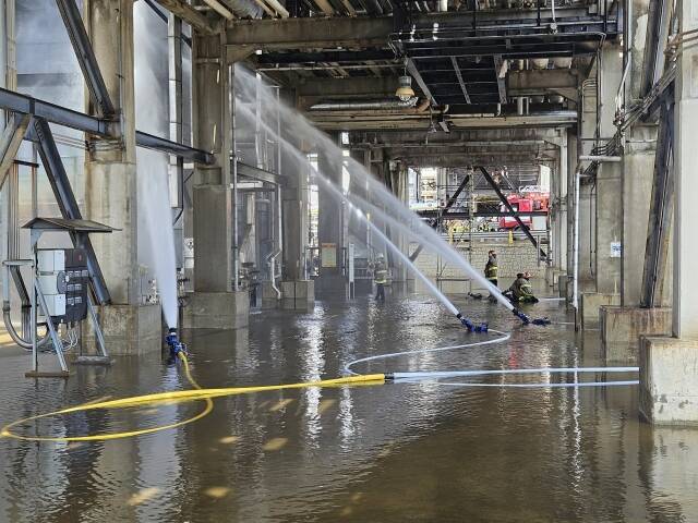 SK에너지 울산 FCC 공장에서 화재가 발생해 5명의 사상자가 발생한 가운데, 김종화 대표이사 등이 사과문을 내고 고개를 숙였다. /더팩트 DB, 울산소방본부